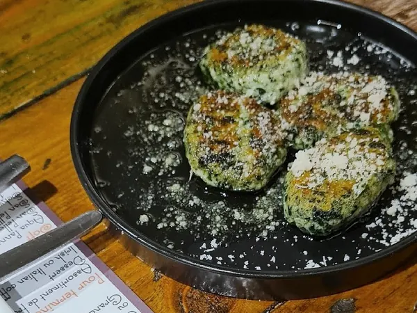 Gnudi grillés au parmesan, servis en salle