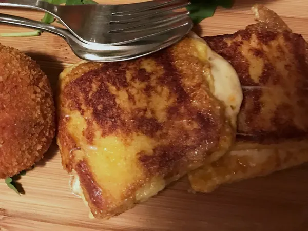 Mozzarella in carrozza dorée et arancine sur planche