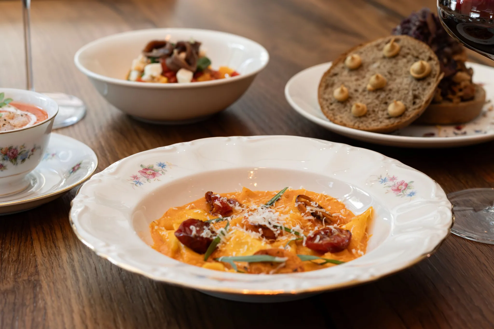 Un plat de pâtes fraîches à l'italienne, servi au vin rouge